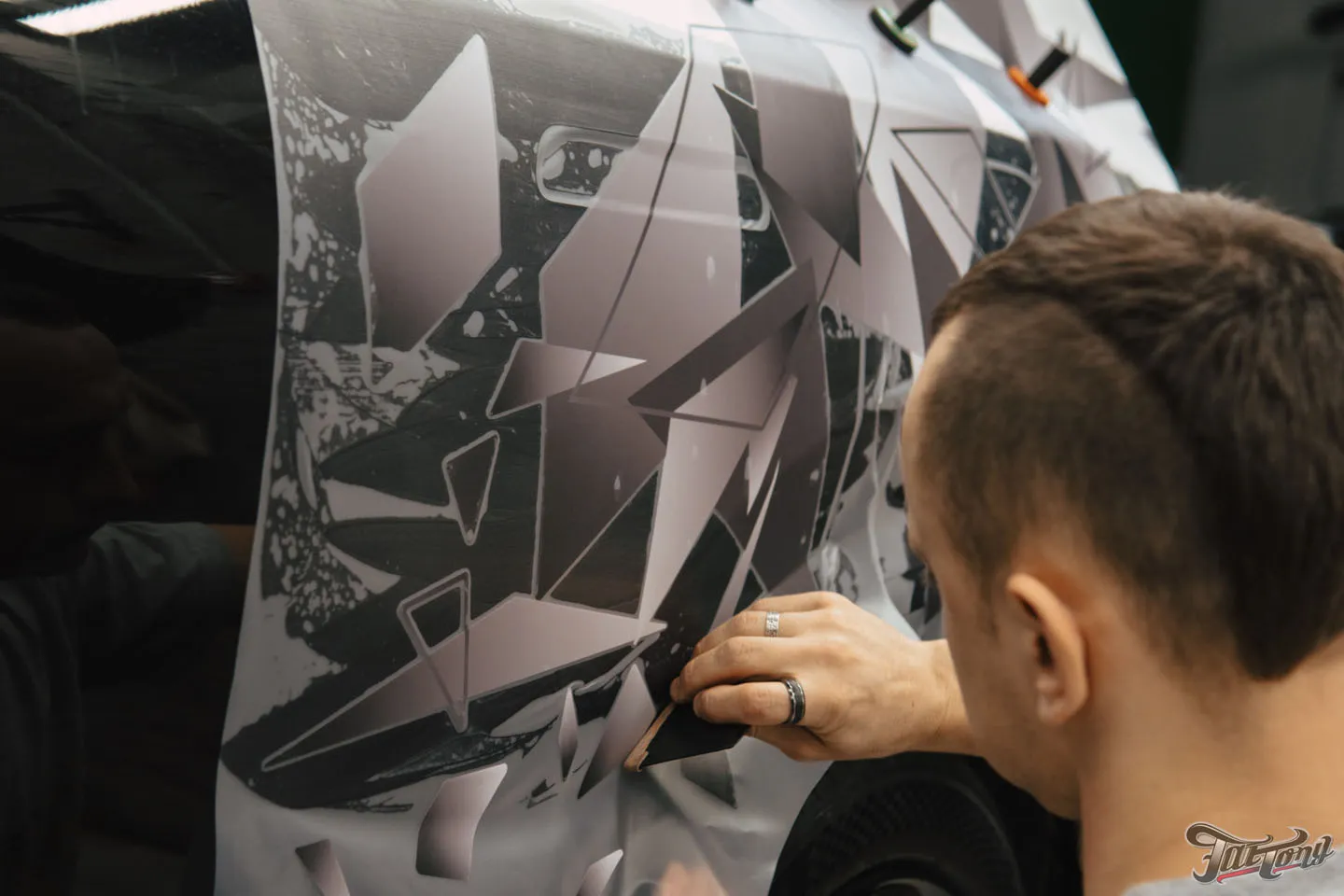 Добавили винилографию и полностью оклеили Li Auto L7 (LiXiang L7) полиуретаном, затонировали шильдики, защитили глянец в салоне, почистили и обработали керамикой кожу